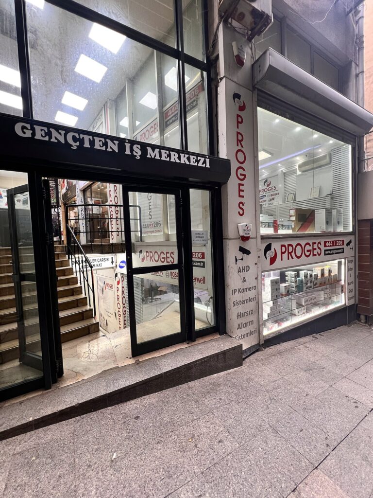 Gençten İş Merkezi girişi ve Proges showroom