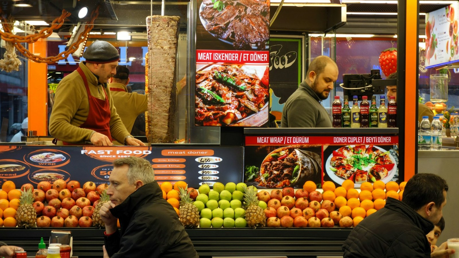 Döner ustasının çalıştığı dönerci büfesi ve meyve tezgâhı
