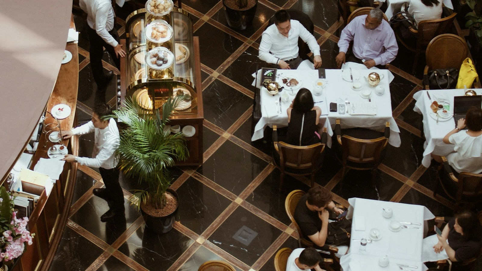 Yukarıdan görünen kalabalık restoran salonu ve servis